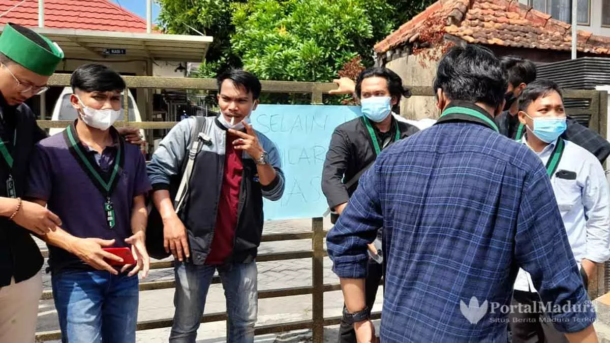 Kader HMI Bangkalan “Segel” Kantor ART/BPN