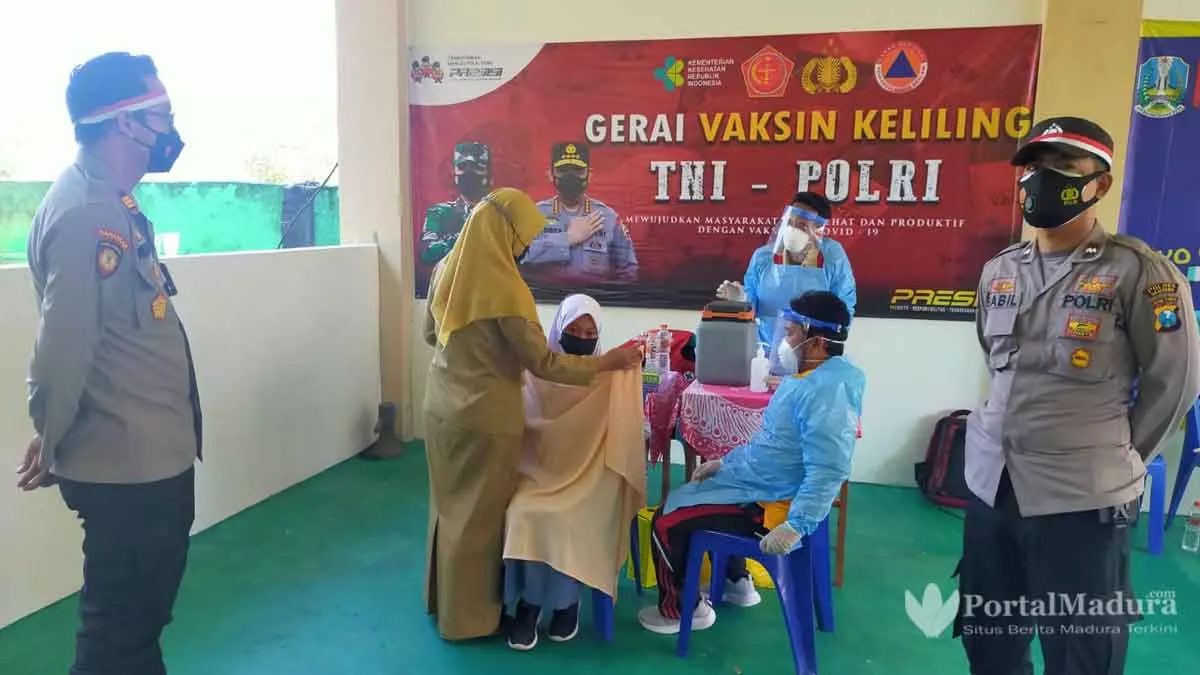 Siswa SMAN 1 Ketapang Ikut Suntik Vaksin Covid-19