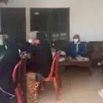 Tetap Sehat, Warga Desa Krampon Sampang Disuntik Vaksin Covid-19 Tahap Dua