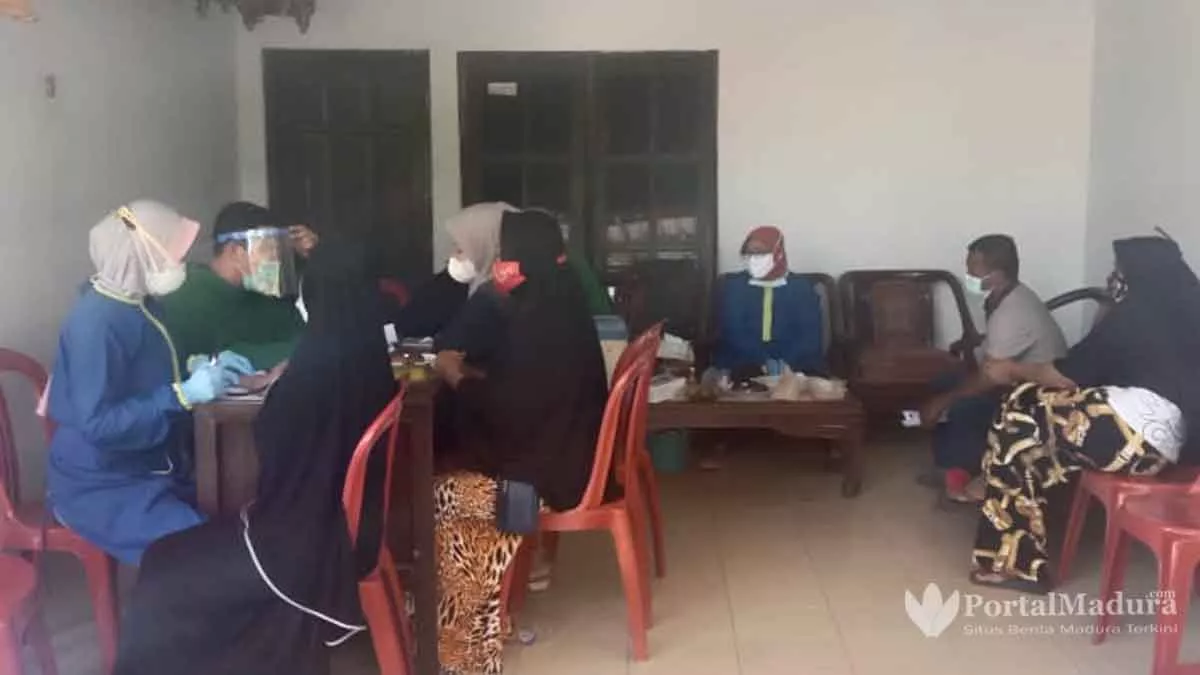 Tetap Sehat, Warga Desa Krampon Sampang Disuntik Vaksin Covid-19 Tahap Dua