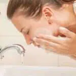 9 Hal yang Terjadi Jika Malas Cuci Muka Sebelum Tidur