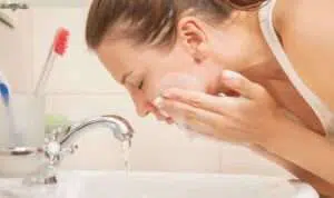 9 Hal yang Terjadi Jika Malas Cuci Muka Sebelum Tidur