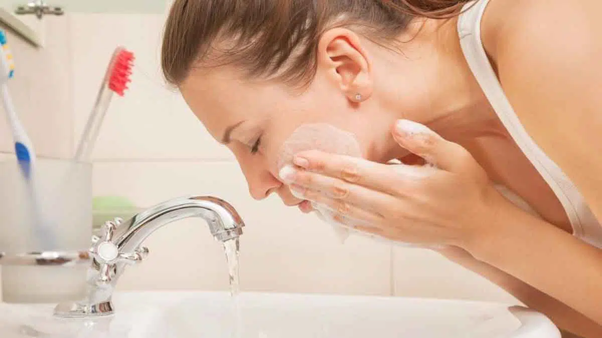 9 Hal yang Terjadi Jika Malas Cuci Muka Sebelum Tidur