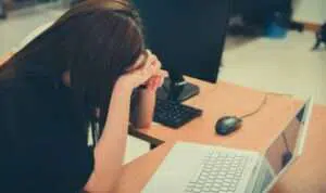 4-Tips-Tetap-Fokus-Bekerja-Meski-Sedang-Patah-Hati