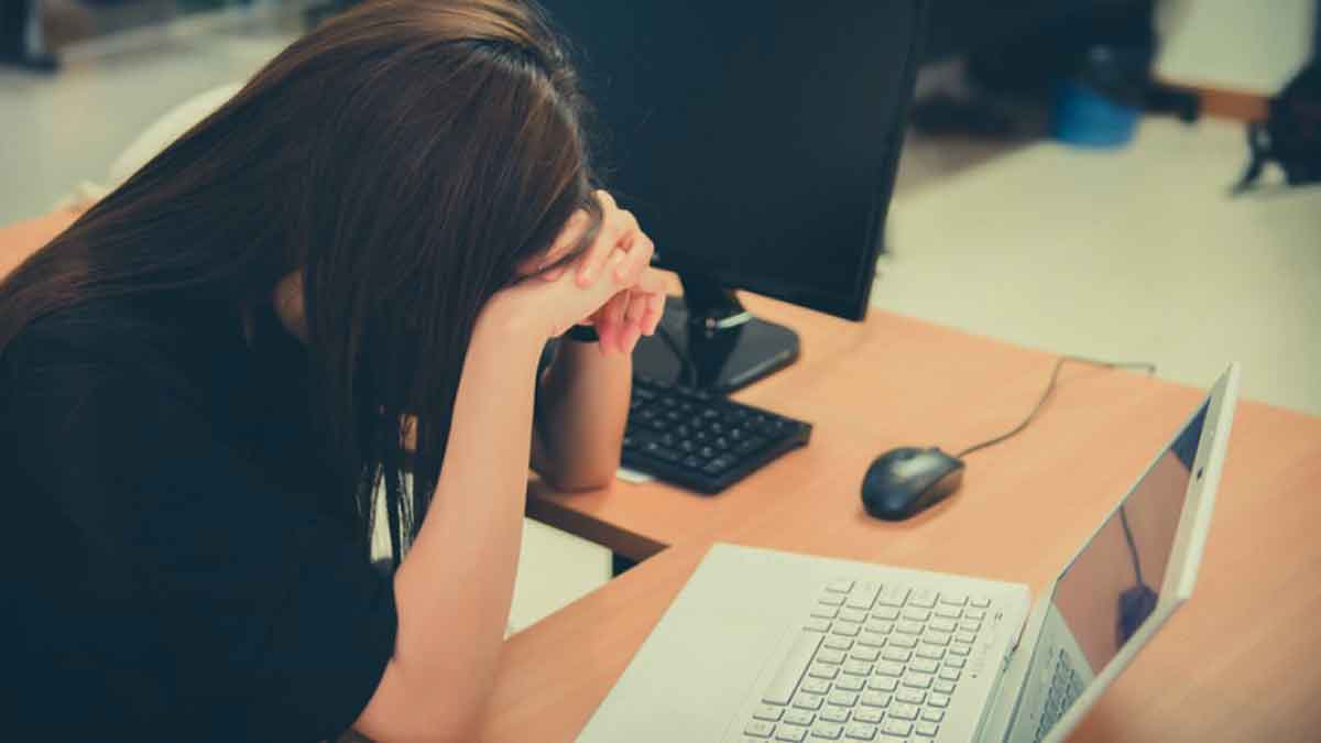 4-Tips-Tetap-Fokus-Bekerja-Meski-Sedang-Patah-Hati