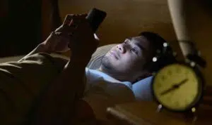 Anda Harus Tahu, Bahaya Membalas SMS di Tengah-tengah Waktu Tidur