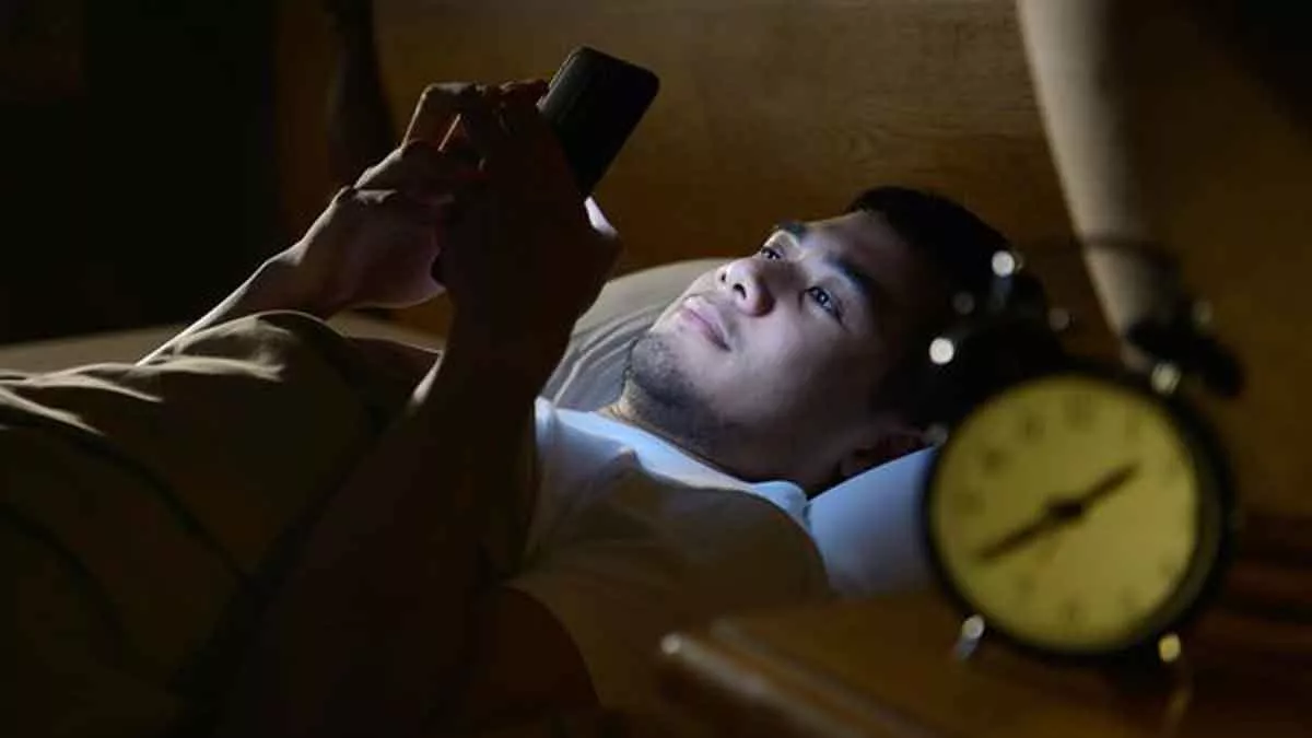 Anda Harus Tahu, Bahaya Membalas SMS di Tengah-tengah Waktu Tidur