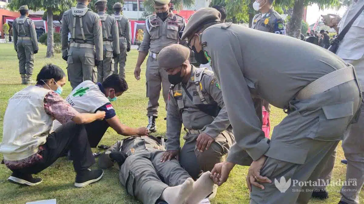 Anggota Satpol PP Sumenep Pingsan Saat Upacara Bendera HUT ke-76 Kemerdekaan RI