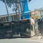 Ban Belakang Pecah, Mini Bus Guling di Sampang