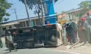 Ban-Belakang-Pecah,-Mini-Bus-Guling-di-Sampang