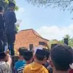 BreakingNews-Buntut Video “Curi Sapinya”, Warga Kepung Kantor Camat Batang-Batang