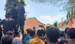 BreakingNews-Buntut Video "Curi Sapinya", Warga Kepung Kantor Camat Batang-Batang