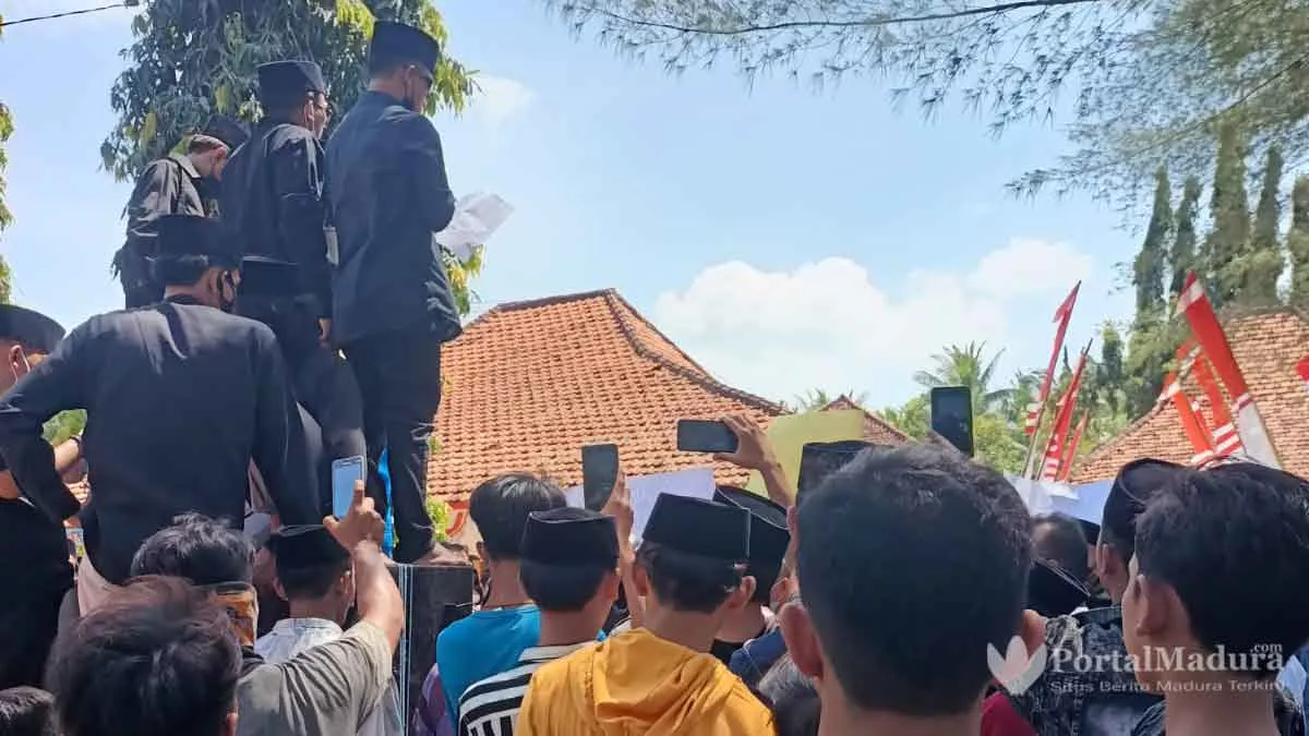 BreakingNews-Buntut Video “Curi Sapinya”, Warga Kepung Kantor Camat Batang-Batang
