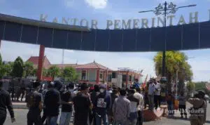 Demo Bupati, Mahasiswa Sumenep Desak Camat Batang-Batang Dicopot