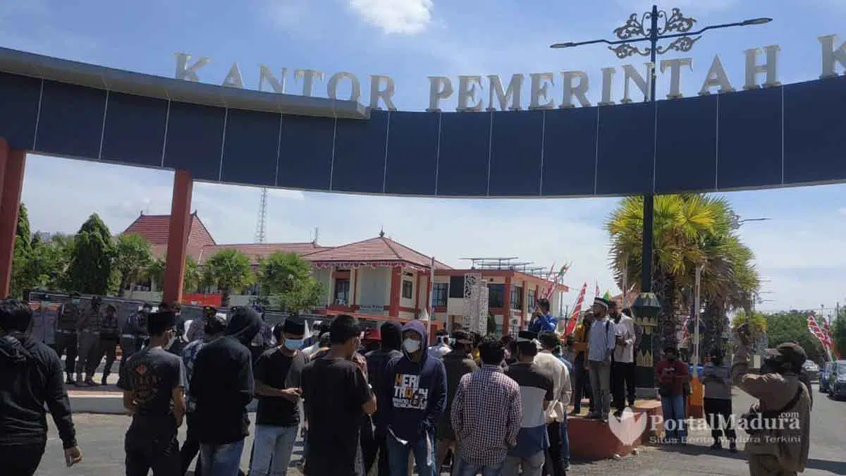 Demo-Bupati,-Mahasiswa-Sumenep-Desak-Camat-Batang-Batang-Dicopot