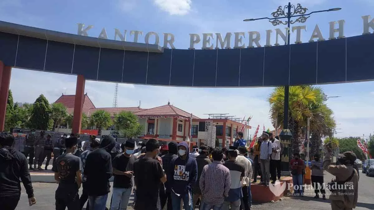 Demo Bupati, Mahasiswa Sumenep Desak Camat Batang-Batang Dicopot