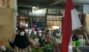 HUT ke-76 Kemerdekaan RI, Polisi & Pedagang Gelar Upacara di Pasar