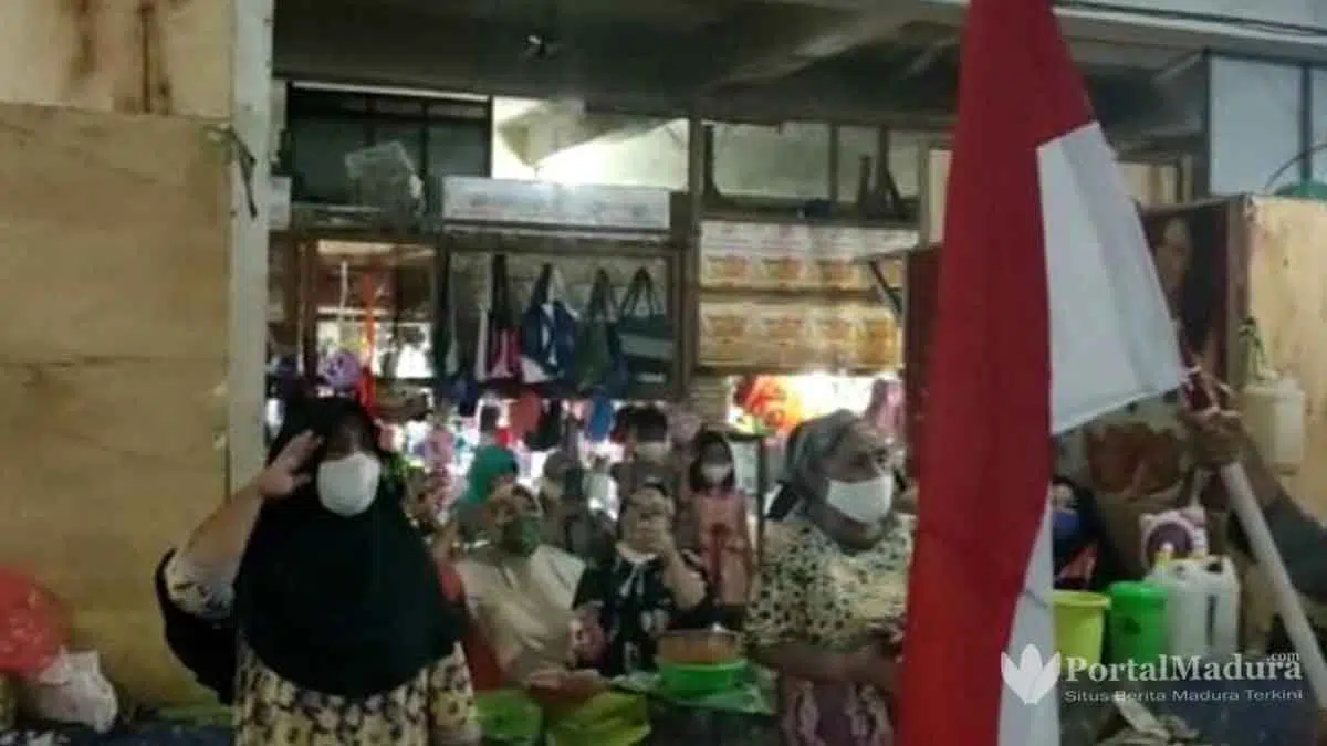 HUT ke-76 Kemerdekaan RI, Polisi & Pedagang Gelar Upacara di Pasar