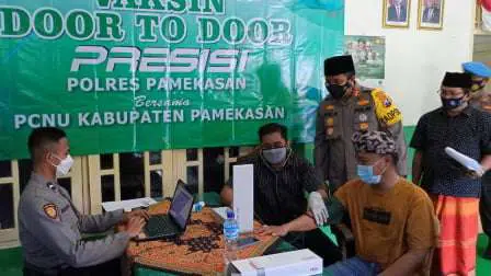 Polres Pamekasan Gandeng PCNU Gelar Gerai Vaksin Presisi Door to Door