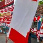 Imbas PPKM, Pedagang Bendera Merah Putih Sepi Pembeli