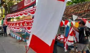 Imbas PPKM, Pedagang Bendera Merah Putih Sepi Pembeli