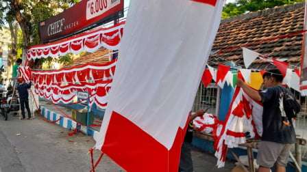 Imbas PPKM, Pedagang Bendera Merah Putih Sepi Pembeli