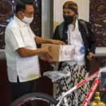 Jokowi Hadiahkan Sepeda Bagi Pejalan Kaki Wonosobo-Jakarta