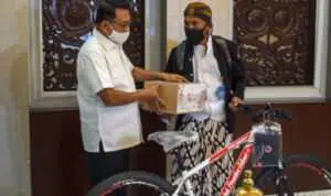 Jokowi Hadiahkan Sepeda Bagi Pejalan Kaki Wonosobo-Jakarta