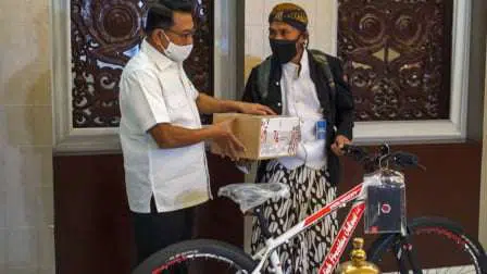 Jokowi Hadiahkan Sepeda Bagi Pejalan Kaki Wonosobo-Jakarta