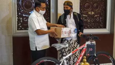 Jokowi Hadiahkan Sepeda Bagi Pejalan Kaki Wonosobo-Jakarta