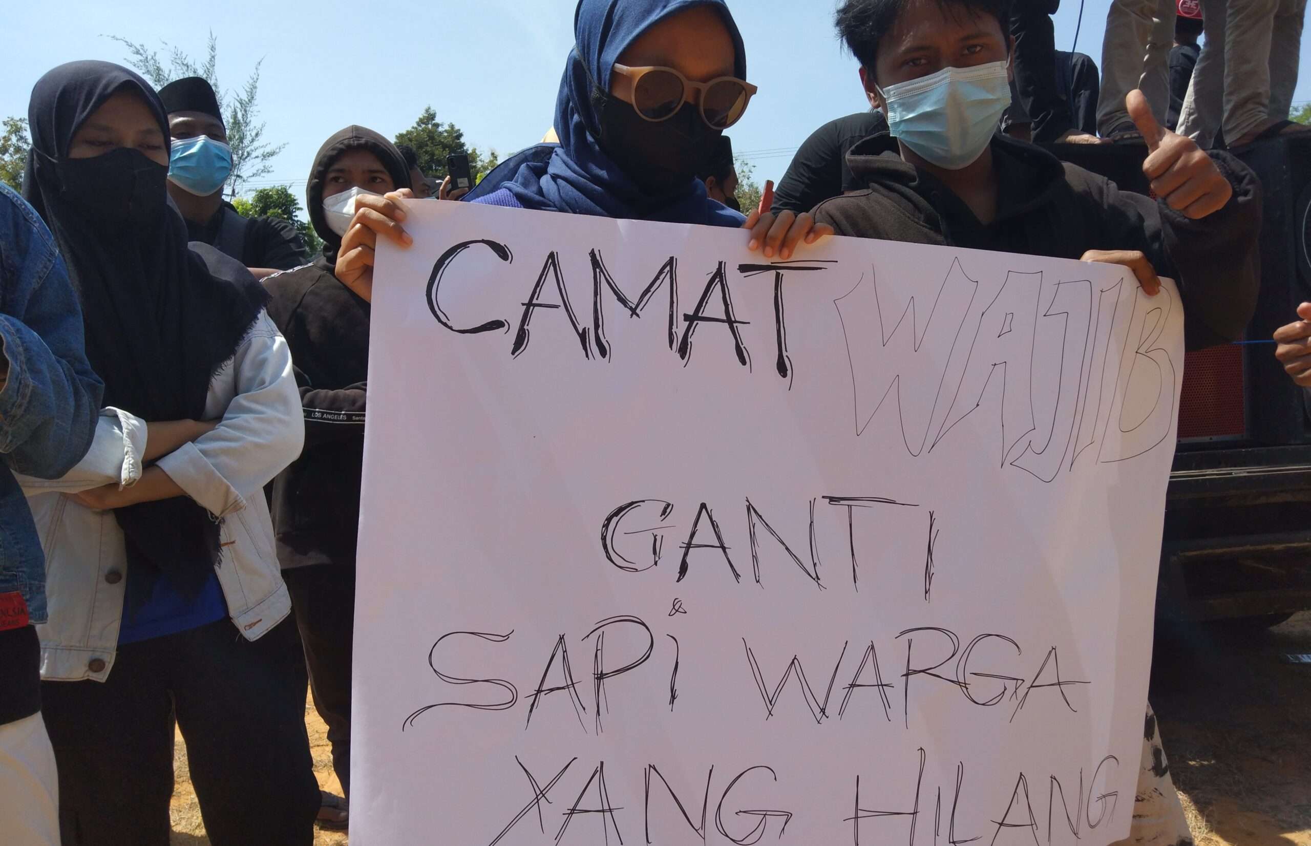 Camat Batang-Batang "Menghilang", Kantornya Dikepung Warga, Minta Sapi Hilang Diganti