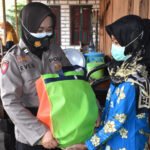 Jelang Hari Jadi Ke-73, Polwan Polres Bangkalan Salurkan 250 Paket Sembako Bagi Pelaku UMKM Batik