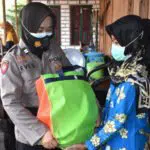 Jelang Hari Jadi Ke-73, Polwan Polres Bangkalan Salurkan 250 Paket Sembako Bagi Pelaku UMKM Batik