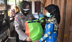 Jelang Hari Jadi Ke-73, Polwan Polres Bangkalan Salurkan 250 Paket Sembako Bagi Pelaku UMKM Batik