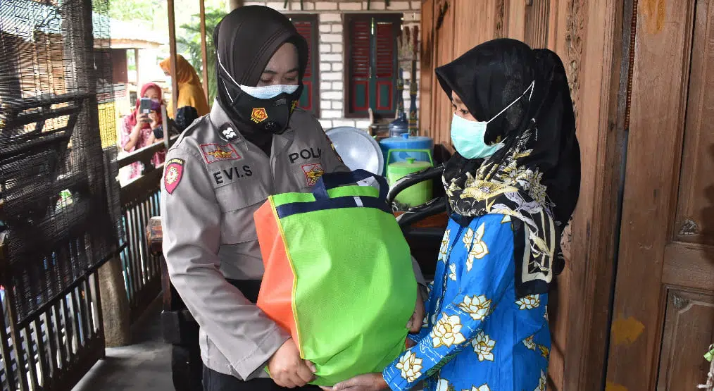 Jelang Hari Jadi Ke-73, Polwan Polres Bangkalan Salurkan 250 Paket Sembako Bagi Pelaku UMKM Batik