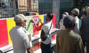 Disegel Petugas, Apotek Abadi Farma Dibangun di Atas Trotoar