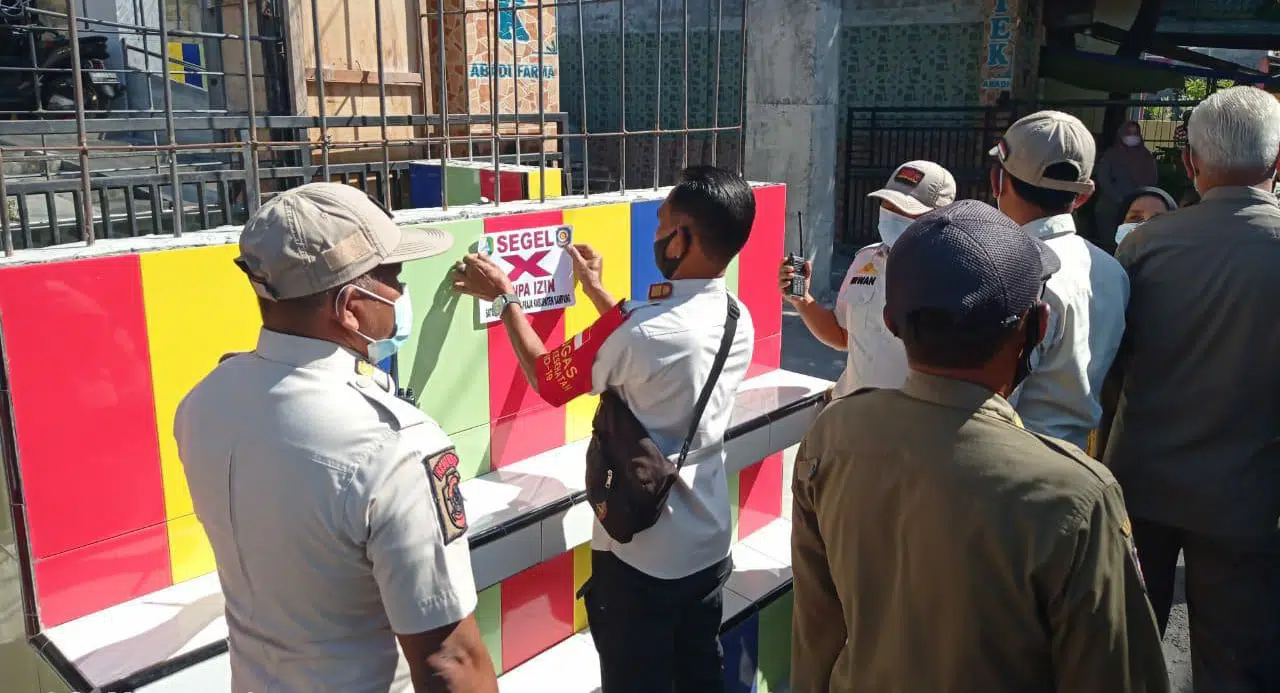 Disegel Petugas, Apotek Abadi Farma Dibangun di Atas Trotoar