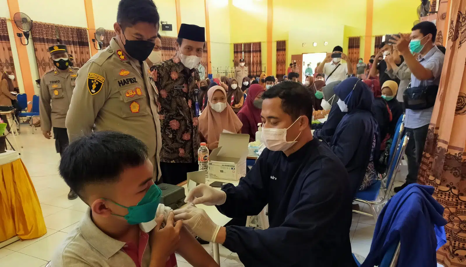 Kapolres Sampang Tinjau Vaksinasi 1.500 Pelajar SMA dan SMK