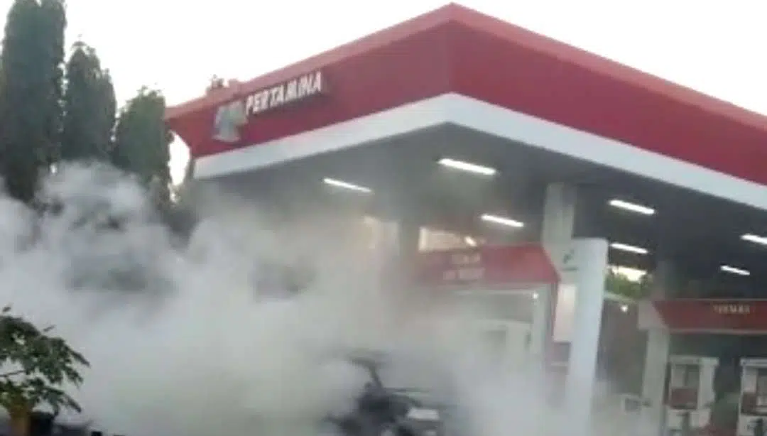 HP Meledak, SPBU Paberasan Diselimuti Asap Putih
