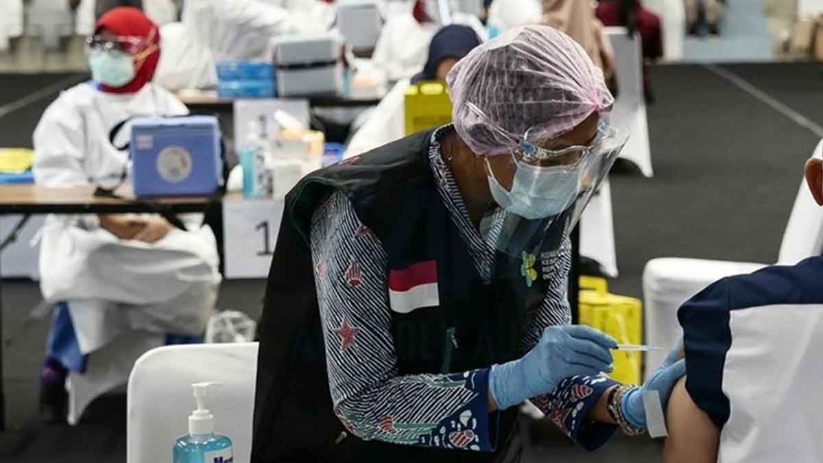 Suplai-Vaksin-Terbatas,-Indonesia-Hanya-Beri-‘booster’-untuk-Tenaga-Kesehatan