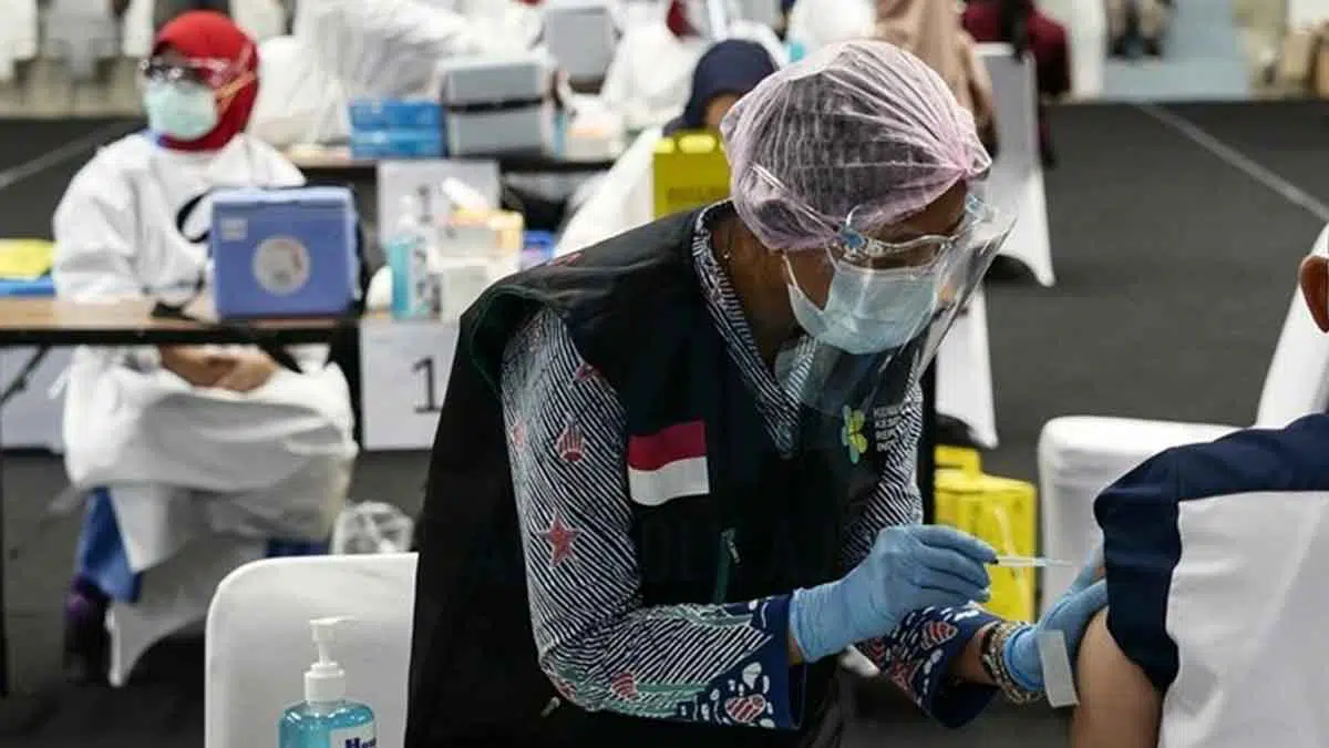 Suplai-Vaksin-Terbatas,-Indonesia-Hanya-Beri-‘booster’-untuk-Tenaga-Kesehatan