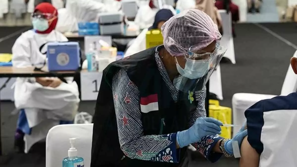 Suplai-Vaksin-Terbatas,-Indonesia-Hanya-Beri-‘booster’-untuk-Tenaga-Kesehatan
