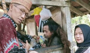 Tanpa Rumah, Mbah Ini 21 Tahun Hidup di Pinggir Jalan Sumenep, Waliyullah?