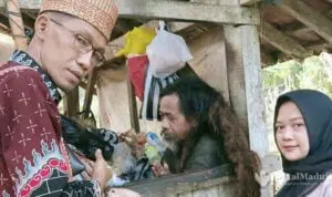 Tanpa Rumah, Mbah Ini 21 Tahun Hidup di Pinggir Jalan Sumenep, Waliyullah?
