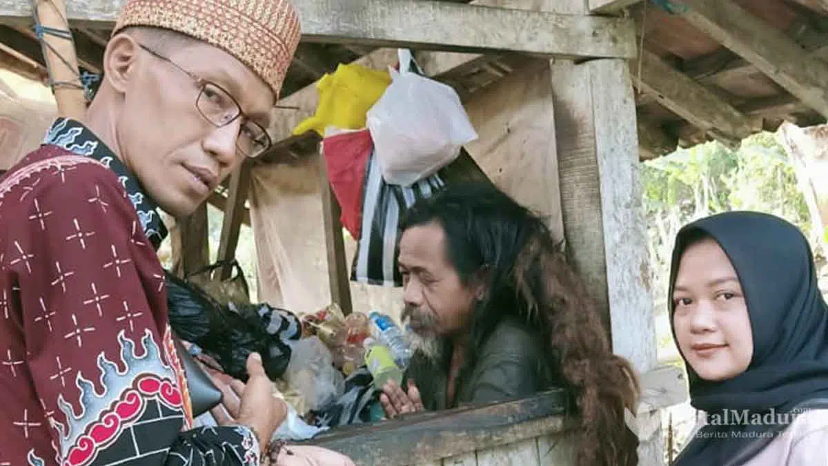Tanpa Rumah, Mbah Ini 21 Tahun Hidup di Pinggir Jalan Sumenep, Waliyullah?
