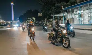5 Cara Aman Berkendara Motor di Malam Hari