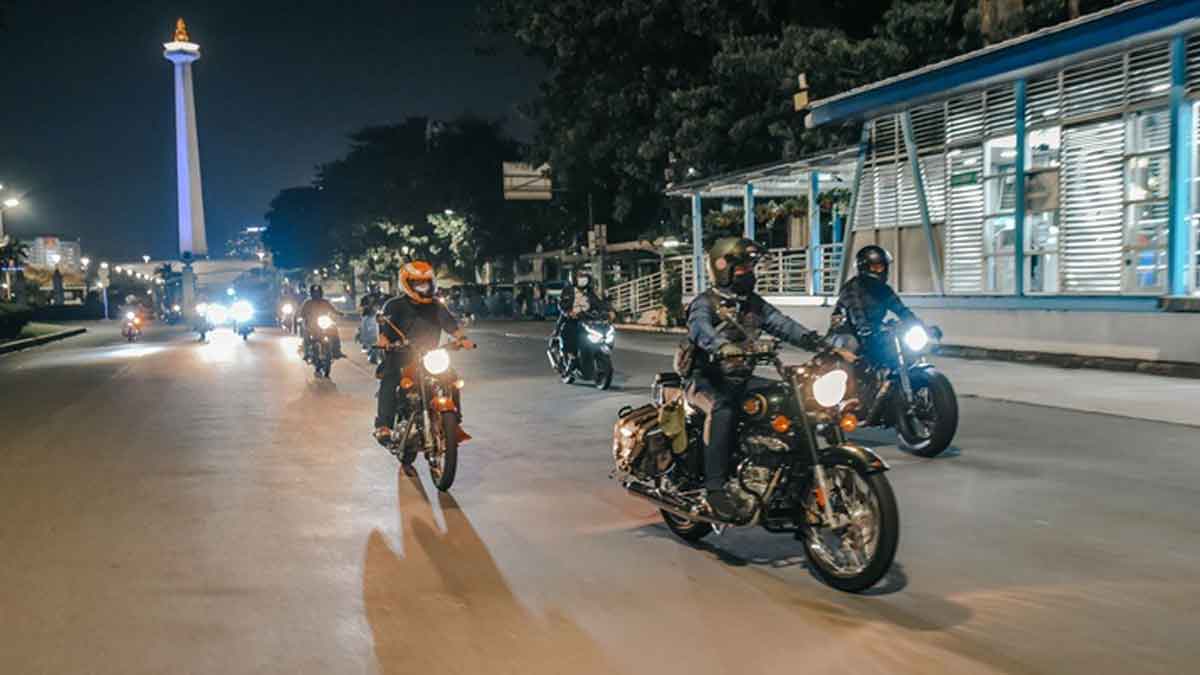 5 Cara Aman Berkendara Motor di Malam Hari