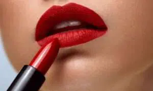 Ingin Pakai Lipstik Merah Tapi Tak Terlihat Menor? Lakukan 9 Cara Ini