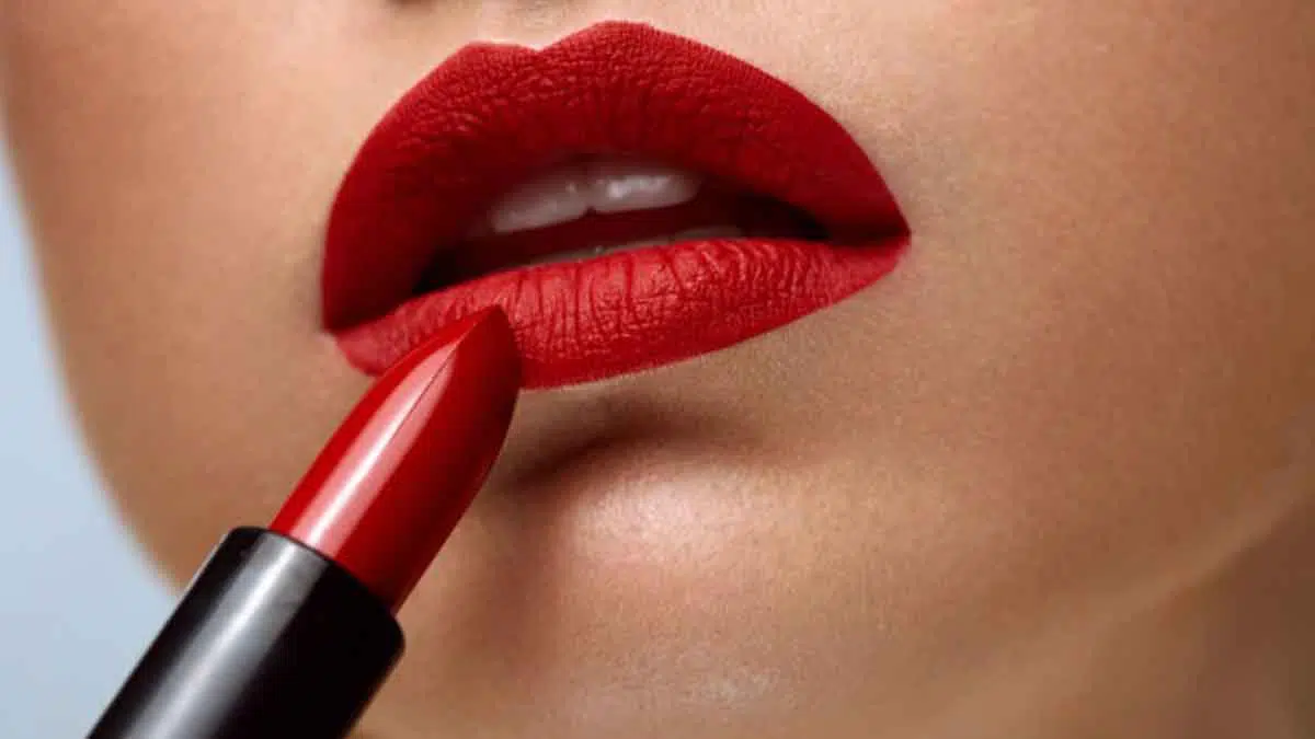 Ingin Pakai Lipstik Merah Tapi Tak Terlihat Menor? Lakukan 9 Cara Ini