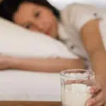 Berikut Manfaat Luar Biasa Minum Susu Sebelum Tidur